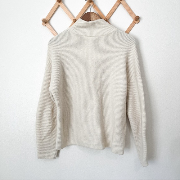 Abercrombie and Fitch Chunky Cream Sweater Size Large - Picture 2 of 3